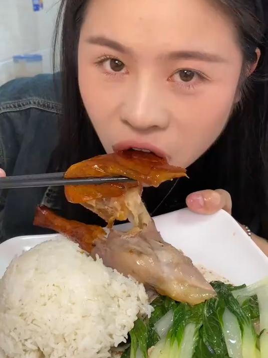 好久没吃烧腊饭看禾子啃烧鹅腿真是漏口水