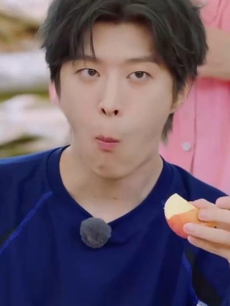 真是俩吃货!白敬亭吃面条范丞丞吃炸鸡,隔着屏幕口水出来了