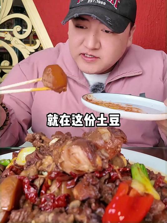 大盘鸡配皮带面，吃完想把盘子都舔了！