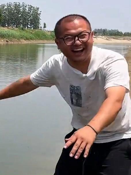 今天又来陪老爸来河里撒网抓鱼,看着这么多鱼儿,满心都是抓鱼