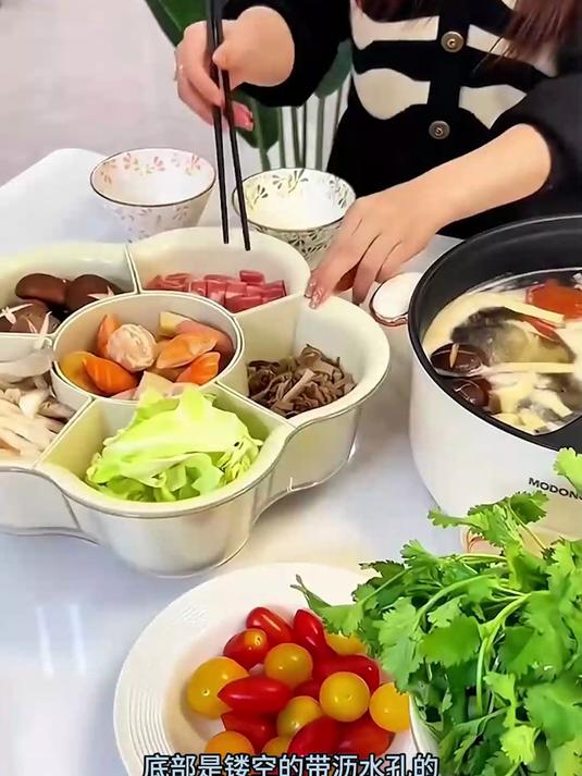 吃火锅必备的旋转备菜盘，一个顶六个，免去洗盘子的烦恼！