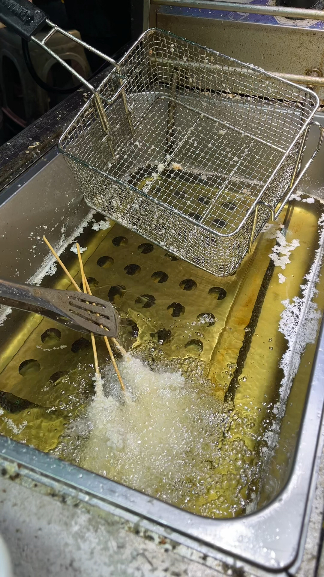 炸鸡爪摆摊做法:盐100克,老抽10克,八角10克,花椒10克,小茴香10克,陈皮5克,桂