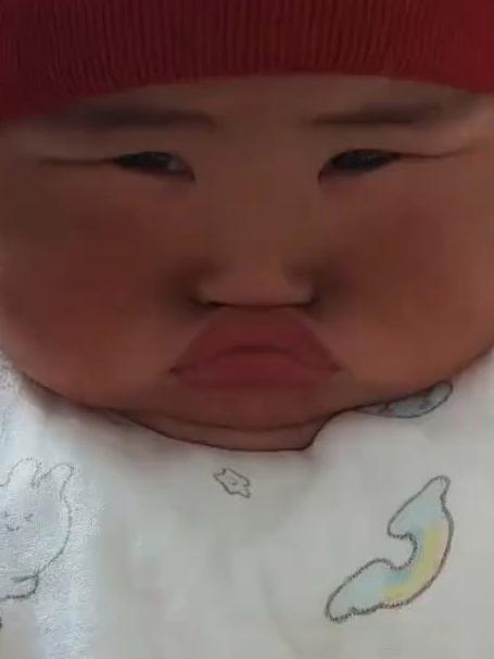 宝宝生气后的表情逗笑妈妈，这也太可爱了吧，宝宝：看不出来我生气了吗？还笑