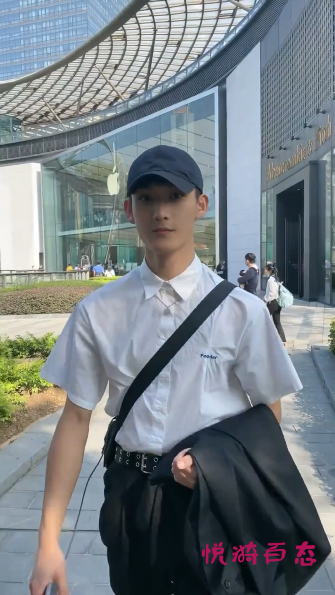 阳光帅气的小鲜肉英姿飒爽地走在大街上,想必应该拥有很高的回头率