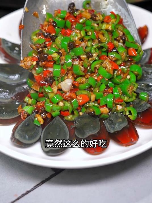 皮蛋不用炒不用擂切好摆盘盖上炒好的辣椒碎,不仅好看还下饭