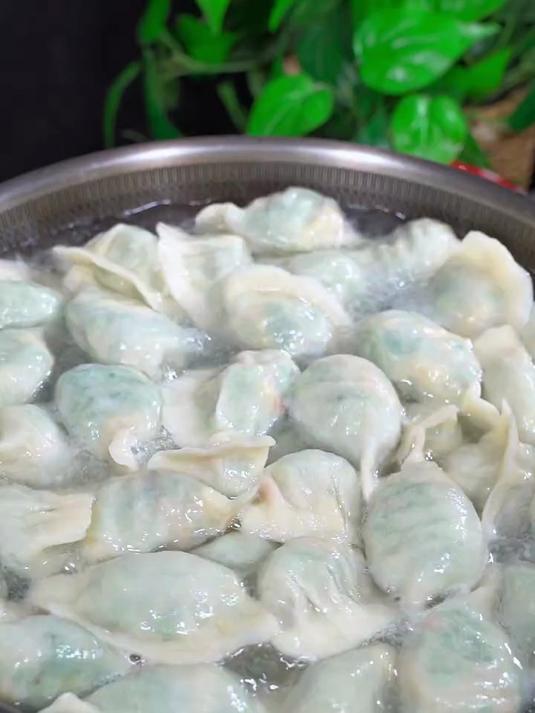 韭菜鸡蛋馅儿的饺子，你就像我这样调，薄皮大馅