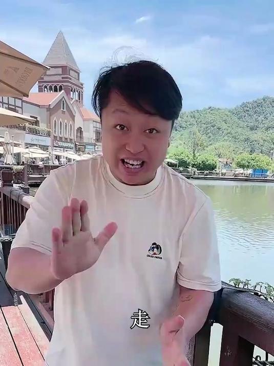 爸爸带孩子喂金鱼,妈妈这样对吗?
