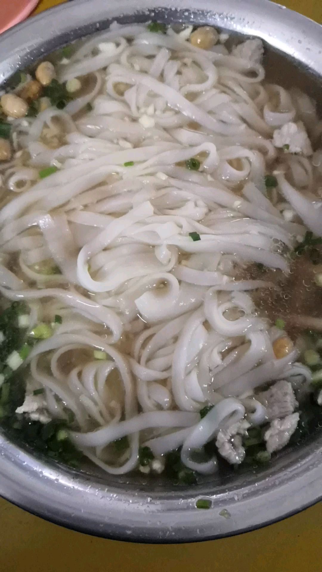 鲜肉粉的早餐,还有炸黄豆哦