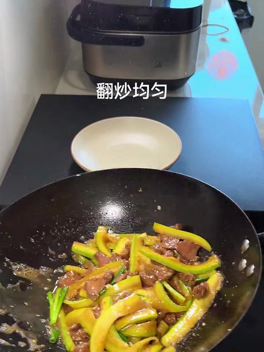 西葫芦炒牛肉，好吃又简单