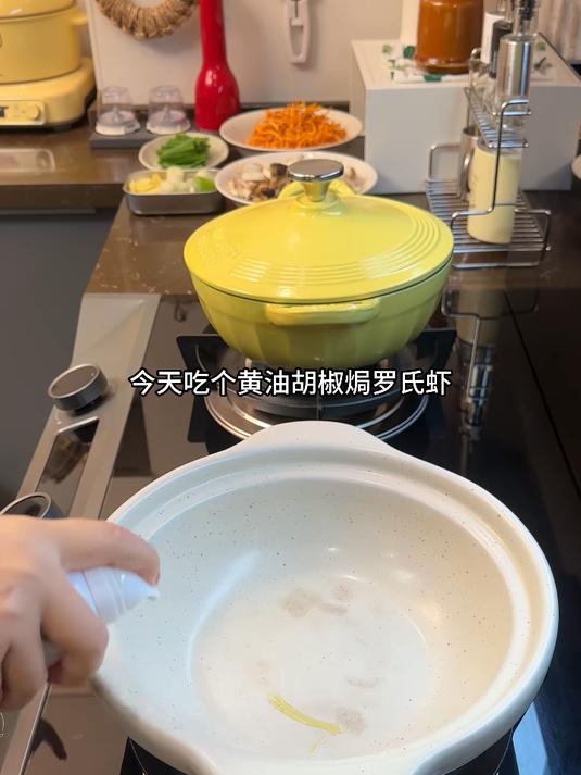 冬天吃热乎乎的胡椒焗罗氏虾+云南松茸菌汤米线太享受了