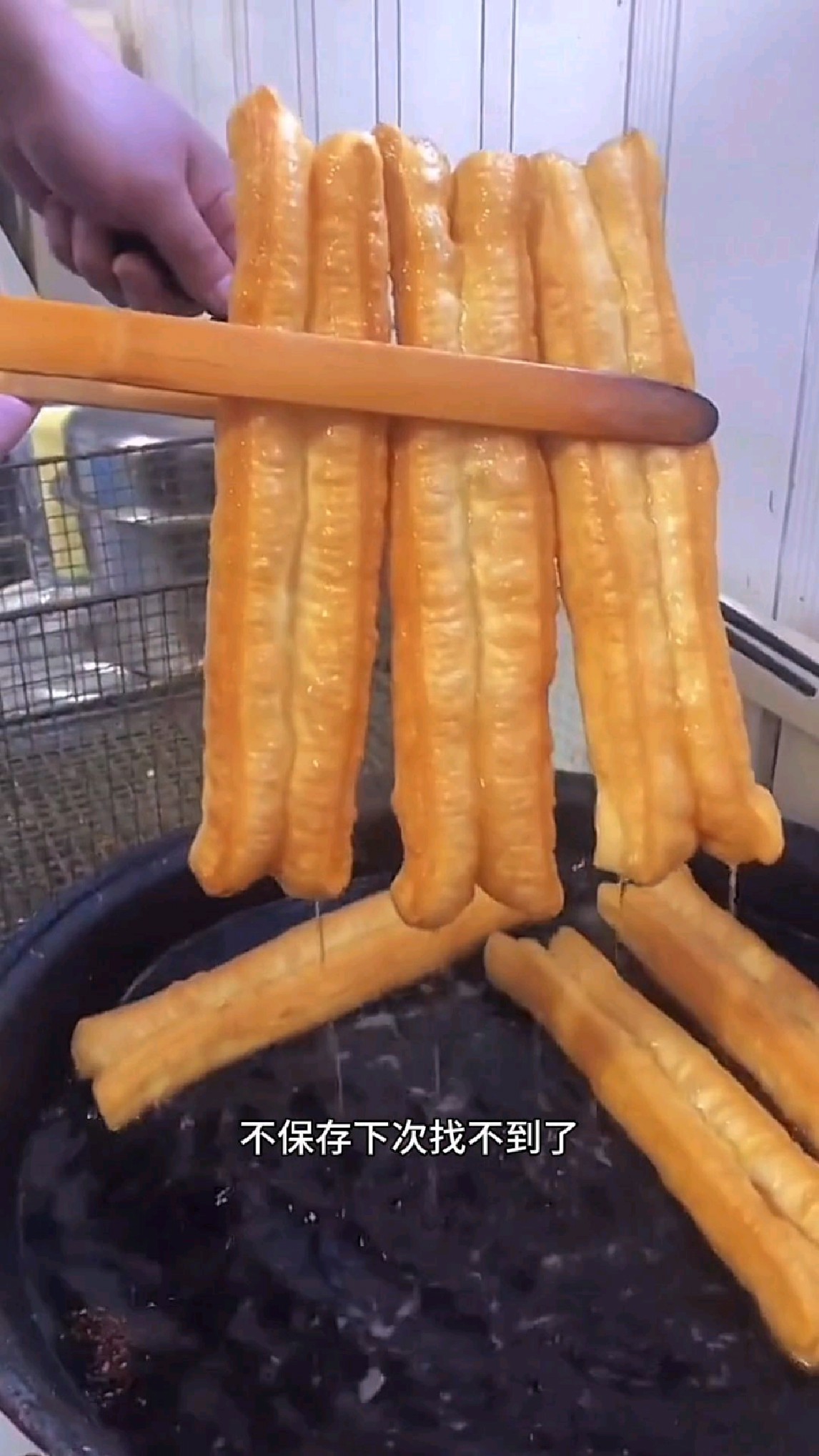 很多人炸不好油条,那是因为你的和面配方比例不对,今天给大家分享一个正确做法