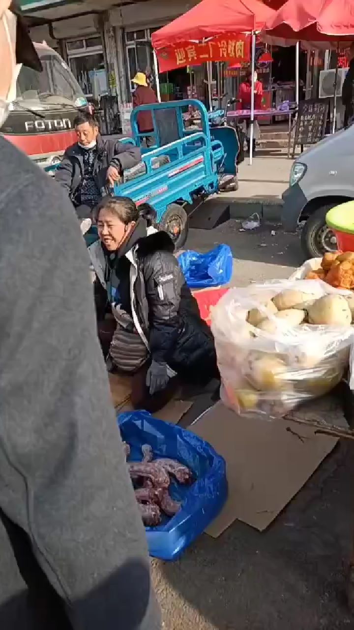 3月28日,天津。 湘江里早市都注意别上当有不良商家拿火鸡脖子当牛尾骨卖太坑人了