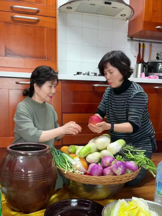 韩国婆婆今天做过冬萝卜水泡菜