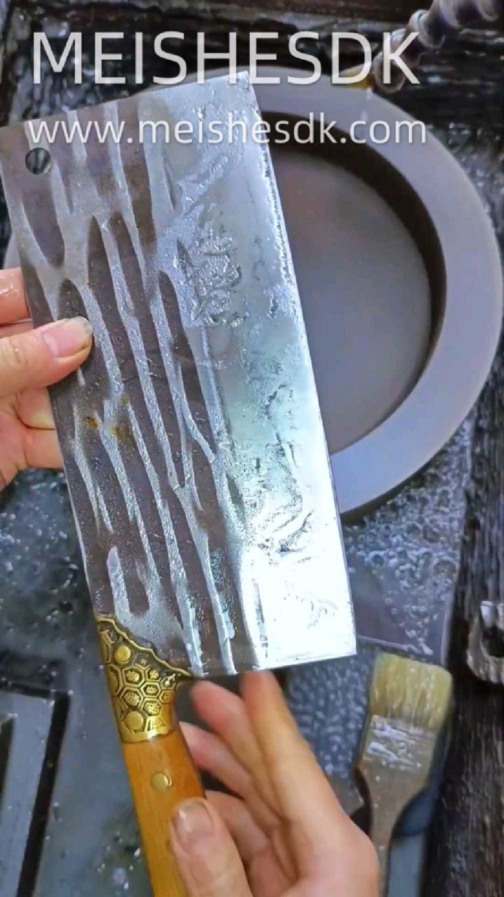 磨刀神器水冷磨刀机,快速修磨崩口切片菜刀。#磨刀 #磨菜刀老手艺新方法 #人工水锋磨刀