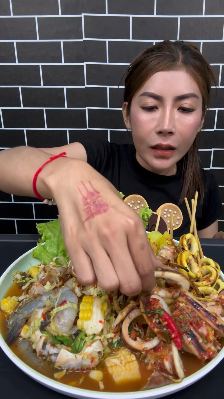 又是一个只有泰国才有的美食,大虾鱿鱼大杂烩,酸辣爽口