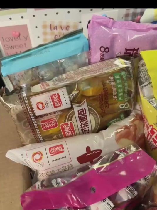 探索营养早餐的多样选择，蛋黄派、瑞士卷与法式奶香小面包