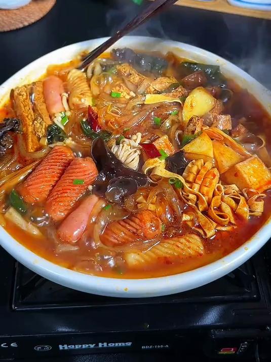 不知道吃什么的时候,那就做这个砂锅炖菜吧,香喷喷的一大锅