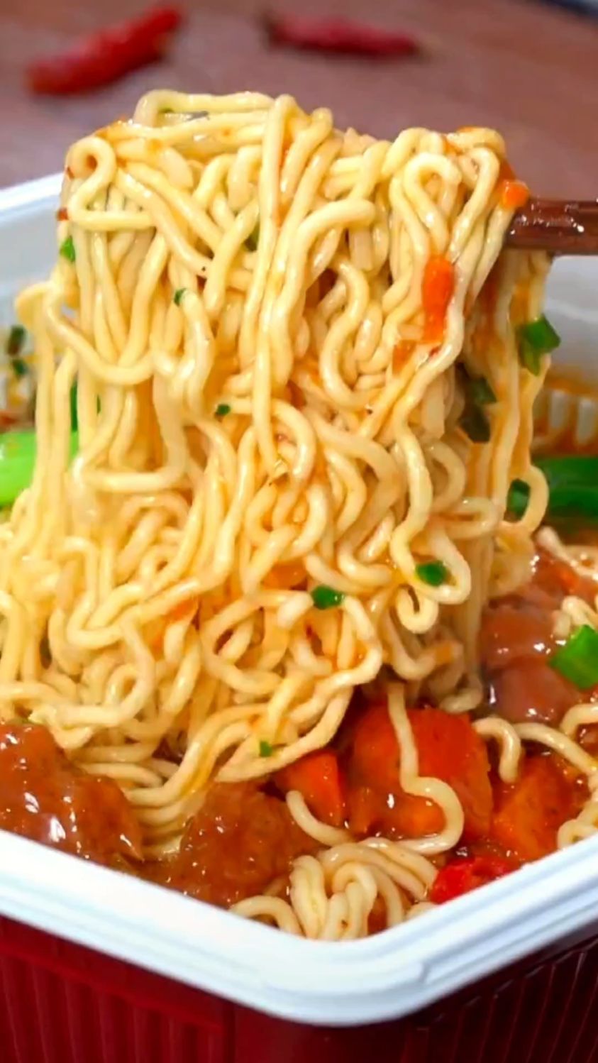 康师傅方便面,肉多份量大,面好吃,汤也好喝,肉鲜嫩入味更好吃