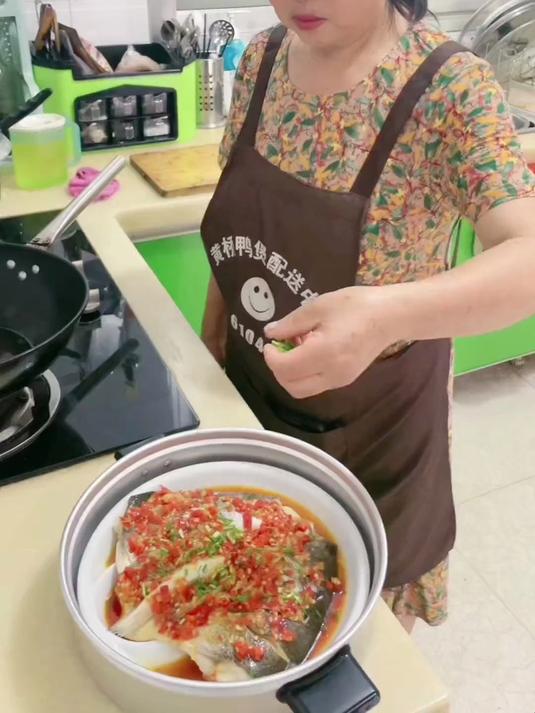 剁椒鱼头……真心美味……开袋解冻后直接蒸10到20分钟就可以了