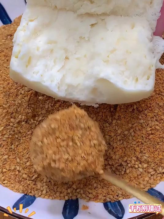 这个芝麻盐可老香了,夹馒头拌面条是真的不够吃