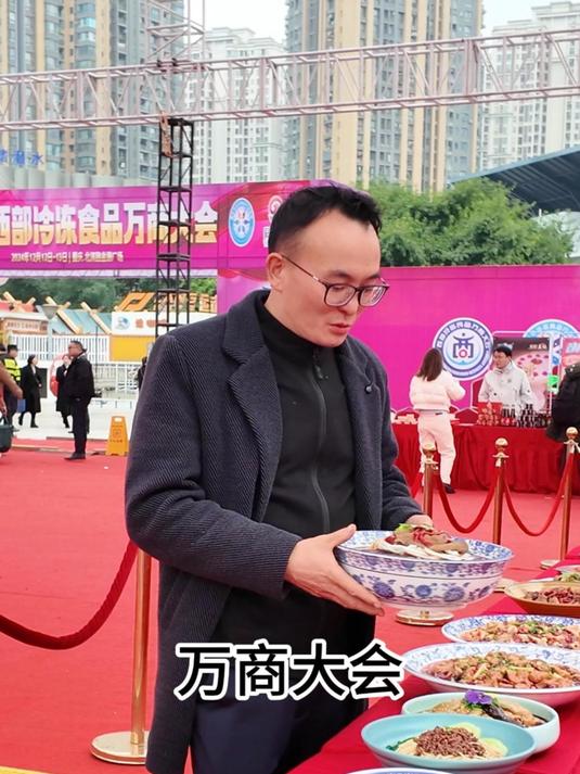 今天巴适了,这么多商家这么多好吃的,我来吃你们来看