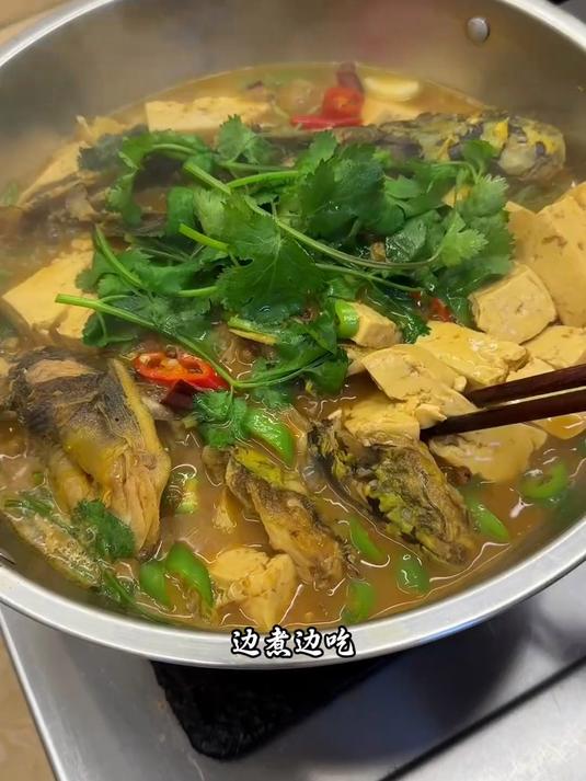 刺少肉嫩的黄辣丁搭配豆腐炖出来鲜香入味,汤汁拌米饭香迷糊了