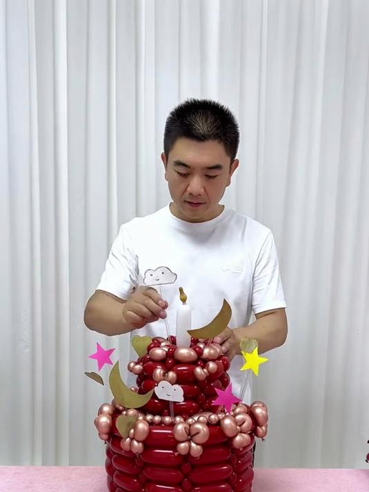 用气球做一个生日蛋糕