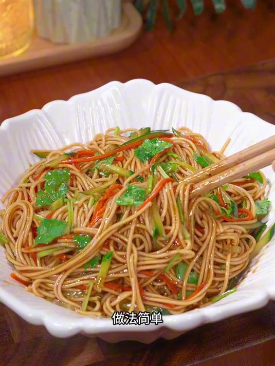 天气越来越热了,凉拌面安排起来