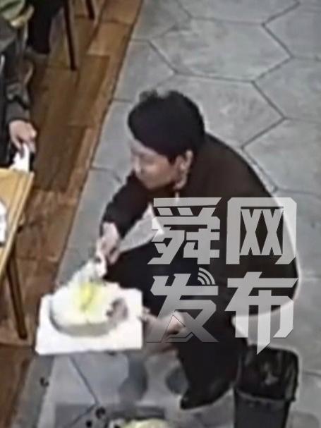 不要为了打翻的蛋糕而哭泣,人生哪有两全其美,这是最有意义的生日,女孩不小心打翻生日蛋糕,店