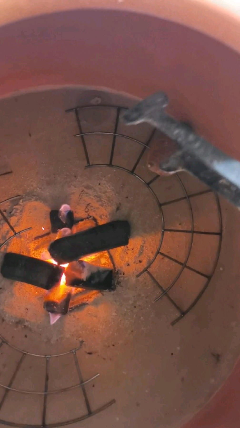 很多人说烧饼炉子烧不着,一般跟炉子没有关系的,下面视频演示下烧饼炉怎么引火起火的