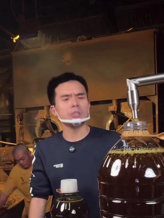这菜籽油颜色真漂亮!金黄透亮,炒青菜都油亮诱人