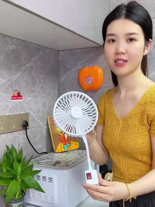 夏天厨房太热别硬扛，万向小风扇风力足，有插座就能用超凉爽#夏天#