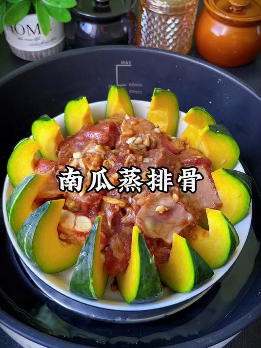 大人孩子都超喜欢吃的贝贝南瓜蒸排骨，排骨鲜嫩多汁蒜香浓郁