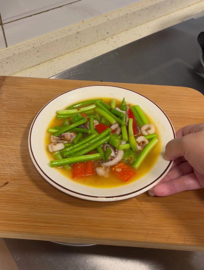 鱿鱼炒什么好吃