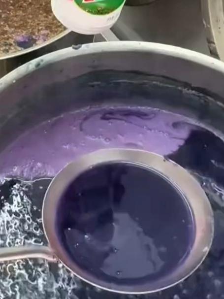 这是什么操作,男子分享紫薯粥变色的秘密,网友:加白醋好像也行