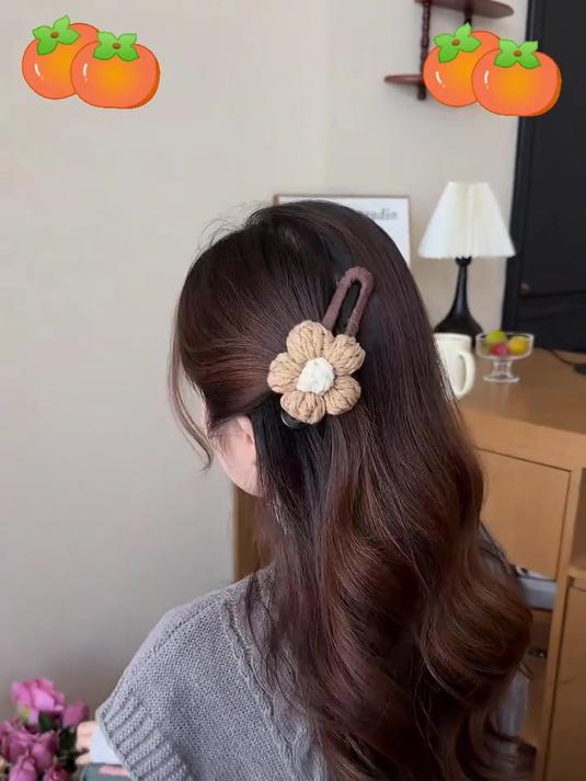 松弛慵懒感的毛线花朵鸭嘴夹,多种戴法轻松拿捏
