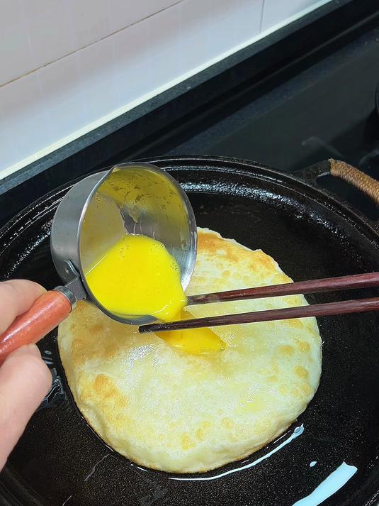 可以当作备餐的鸡蛋灌饼，饼皮酥脆鸡蛋蓬松，早起几分钟就搞定