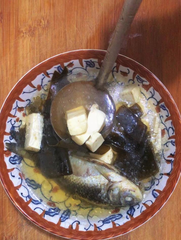 鲫鱼豆腐汤怎么做,分享一道鲫鱼豆腐海带汤