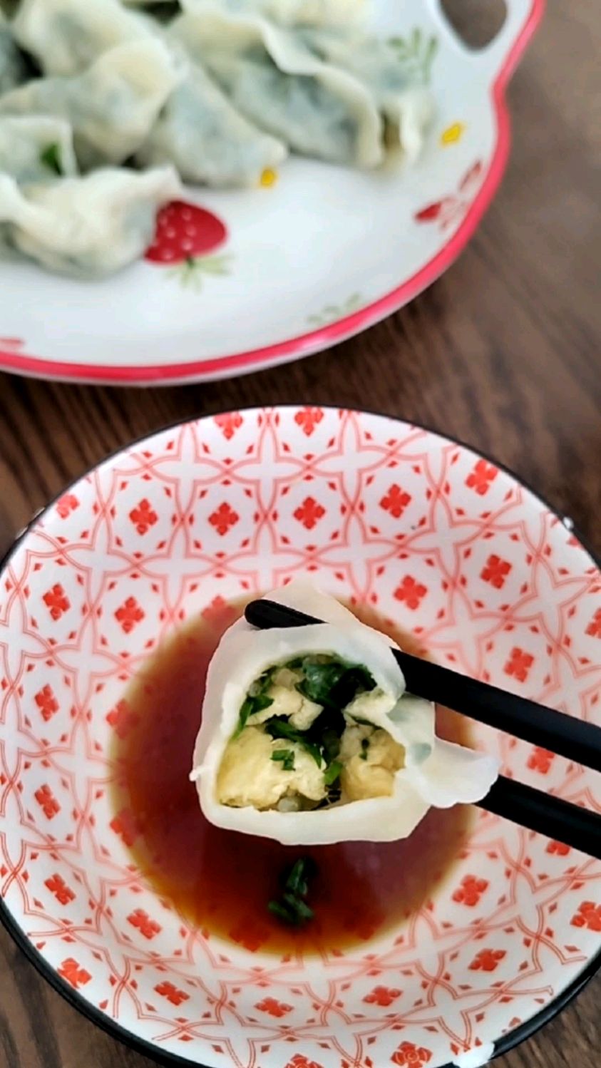 菜盆里的韭菜长高了,今天做个韭菜鸡蛋虾米水饺!