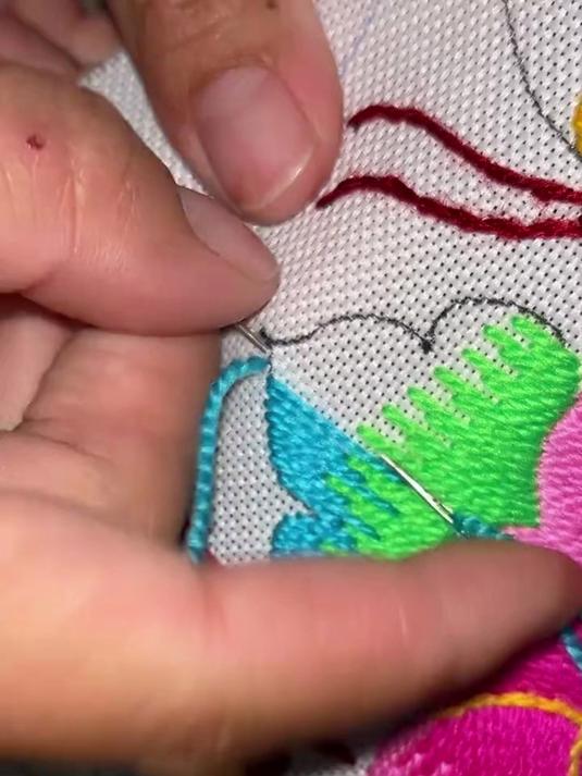 比十字绣简单多了,十字绣要绣十几个针孔,这个一针搞定