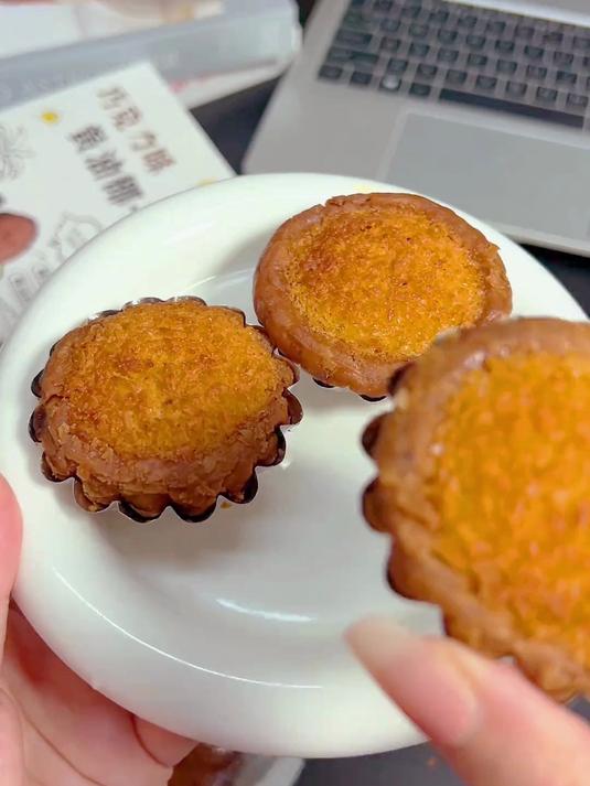 这个巧克力黄油椰子饼也太好吃了吧!满满的椰丝~层层起酥