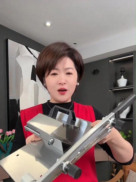 这个多功能切片机,切肉省时省力,轻松斩切,还坚固耐用