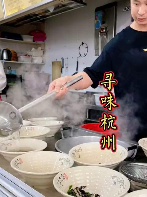 海鲜馄饨,虾仁烧麦这家店做了7年,店很小,中午必排队