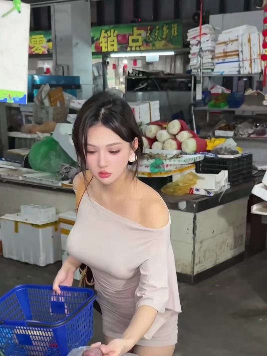 30岁的性感女人买菜，紧身长裙太显丰腴圆润身材，看一遍不过瘾
