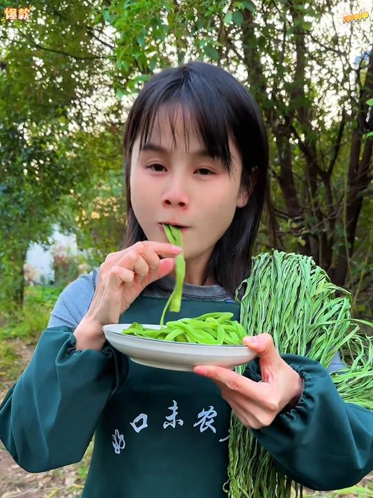 绿油油的贡菜吃起来嘎嘣脆的哦
