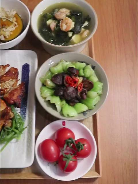 晚餐:韩式辣味烤鸡腿排丨香菇青菜丨裙带菜虾仁汤