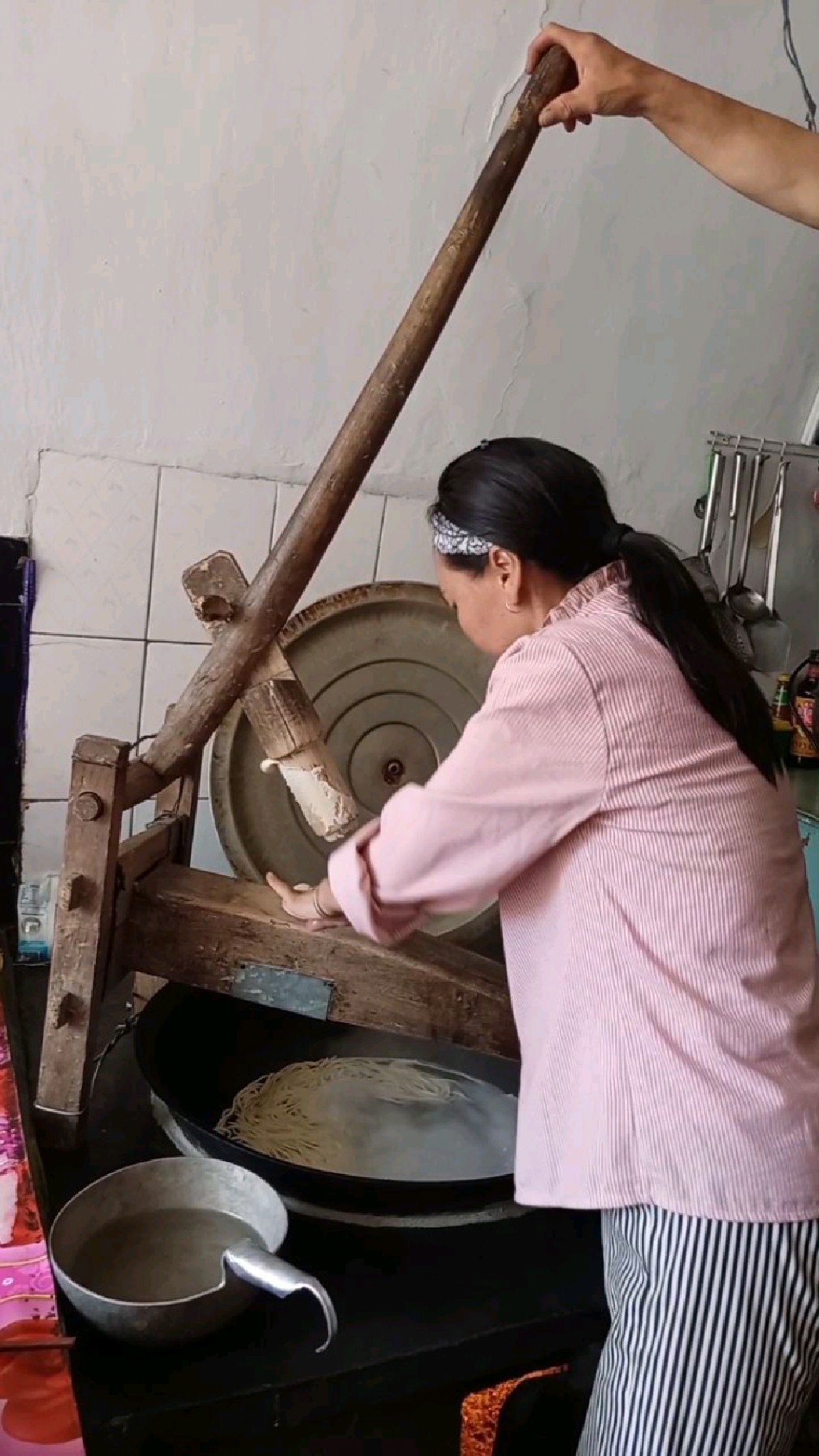 农家豆面河捞,宫保鸡丁配菜,嚼劲十足