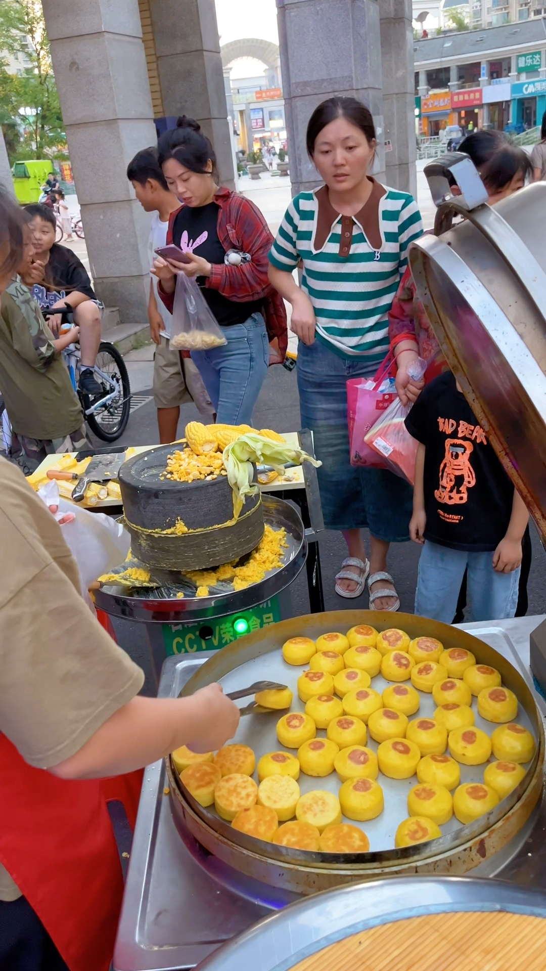 夫妻俩不想打工的可以做这个石磨黄金玉米饼,卖的特别好,小磨子现磨现做