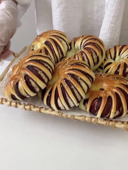 面团只需一次发酵，轻松复刻童年里的老式豆沙面包，满满童年味道