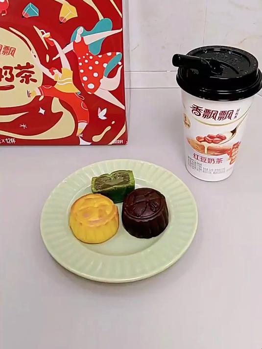 秋天的第一杯奶茶来着香飘飘红豆奶茶,0反式脂肪酸,好喝不腻